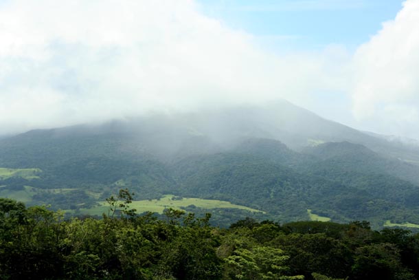 A different volcano (Rincon) in almost sun with only a thin layer of cloud